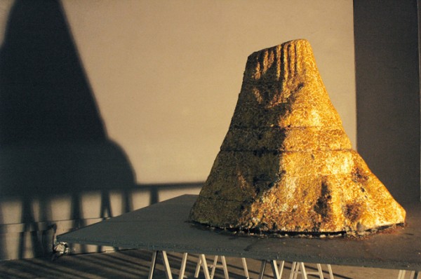 David Vincent, Devil Tower 2, 1995. Moule en polystyrène et purée de pomme de terre, 110 x 145 x 180 cm.
