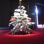 sapin Fraught Times : C’est une œuvre d’art pendant onze mois de l’année et en décembre c’est Noël (octobre), 2008, Fonte aluminium, peinture, collection Maja Hoffmann