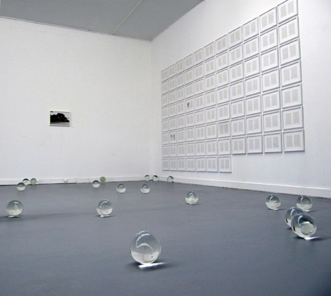 Ryan Gander, A sheet of paper on which I was about to draw, as it slipped from my table and fell to the floor, 2008. Courtesy de l'artiste, de Bruin-Heijn Collection, Amsterdam et Annet Gelink Gallery, Amsterdam.