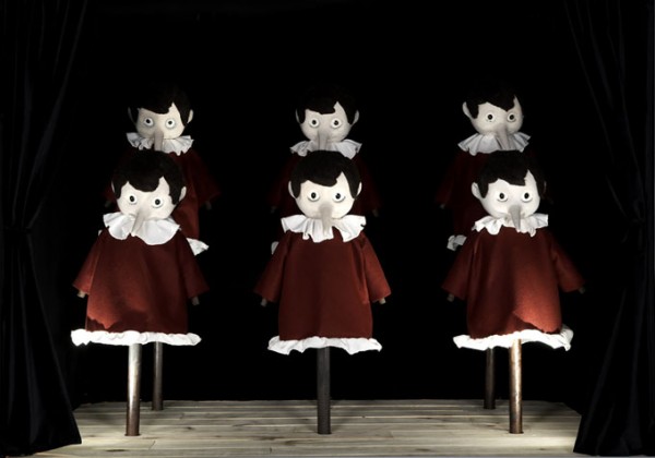 Marcel Dzama La Verdad Está Muerta / Room Full of Liars, 2007 Bois, céramique vitrifiée, métal, tissus / wood, glazed ceramic sculptures, metal, fabric 167,6 x 177,8 x 127 cm 5/5 Avec l’aimable permission de l’artiste et David Zwirner, New York Courtesy of the artist and David Zwirner, New York