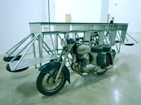 Raphaël Zarka La Draisine de l'Aérotrain, 2009. Deux motos Jawa, fer galvanisé, contre-plaqué. 129 x 222 x 446 cm