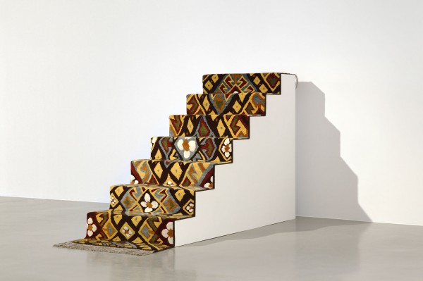 Shannon Bool Pub Stair Carpet, 2010 Laine 79 x 385 cm Vue de l'installation Avec l'aimable autorisation de la Galerie Kadel Willborn Photo : Tobias Hübel