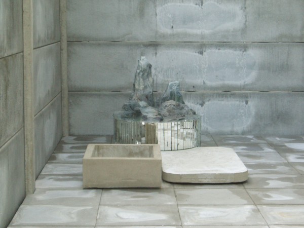 Isa Melsheimer, Dachgarten/Raum, 2010. Béton, métal, cyprès, 90x54x40,5 cm