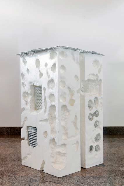 Anita Molinero, Porcelaine blanche, Polystyrène blanc, 2003. Porcelaine et polystyrène - Réalisé au CRAFT, Limoges © Photo : Aurélien Mole