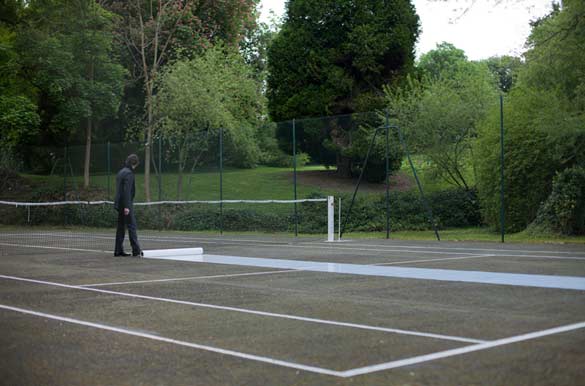 Guillaume Leingre, "Dépense improductive", 2013. Court de tennis, papier photosensible noir et blanc, 30 x 1,27 m, figurants, bûches. © Nicolas Giraud. Courtesy of the artist and Super Window Project