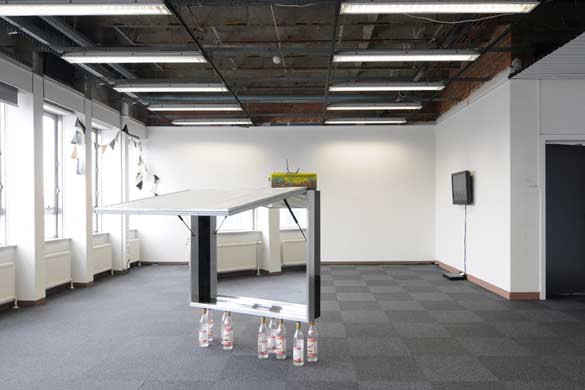 The Long Leash, une exposition de groupe avec Bank, Aline Bouvy & John Gillis, Audrey Cottin, Lucile Desamory, Jos de Gruyter & Harald Thys, Rachel Koolen, Chris Lecler, Nathaniel Mellors, Shelly Nadashi, James Richards, Anna Solal. Sur la photo, de gauche à droite: Rachel Koolen, Bannière de Fanions, 2013; Chris Lecler, Stoly, 2011; James Richard, Not Blacking Out, Just Turning The Lights Off, 2011/2012. Du 16/03 au 29/03/2013. © Isabelle Arthuis