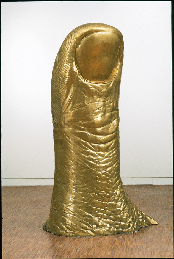 César Le pouce, 1965. Bronze poli / Polished bronze. 183 × 103 × 83 cm. Acquisition de l’État à l’artiste en 1975 ; attribution à la Ville de Marseille en 2008. Musée d'art contemporain, Marseille. Photo : ADAGP, 2013.