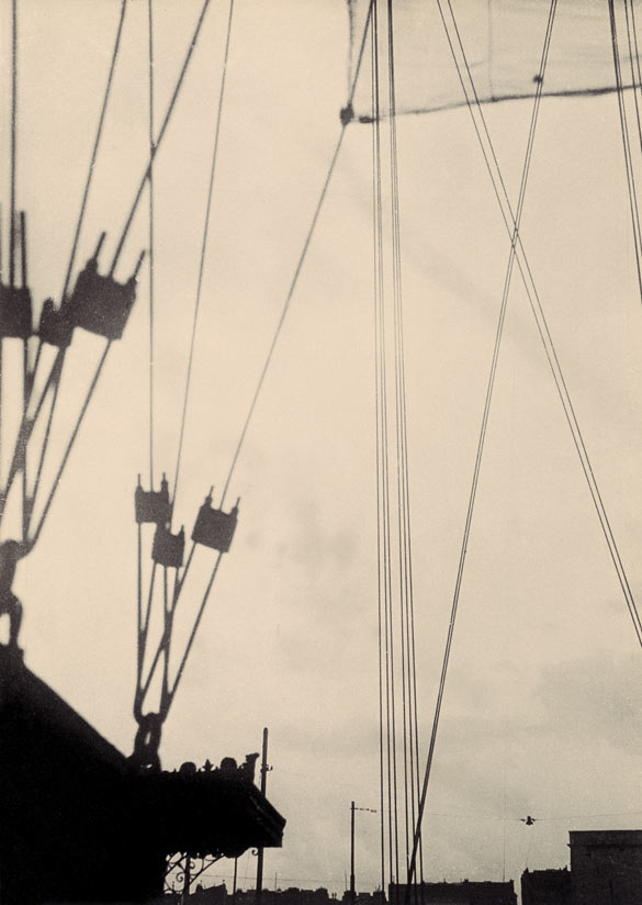 Laszlo Moholy-Nagy Marseille, Le Pont Transbordeur, 1929. Tirage argentique / Silver print. 28,8 × 20,6 cm. Musée Cantini, Marseille. Photo : Jean Bernard © ADAGP, 2013.