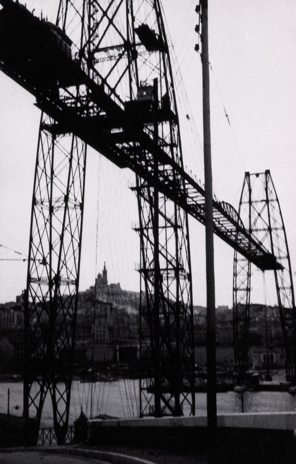 Man Ray Le Pont Transbordeur, 1936. Tirage argentique / Silver print. 8,8 × 13,9 cm. Musée Cantini, Marseille. Photo : Jean Bernard.