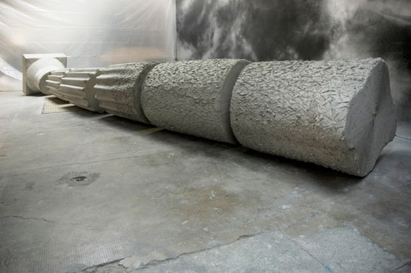 Armand Morin, Ruiné, 2010, ciment, structure en bois, mousse et grillage, 400 ×  75 × 75 cm.