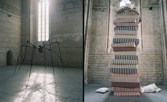 Exposition Les Papesses, Palais des papes. (gauche) Louise Bourgeois, Spider, 1995, acier, 337,8 x 642,6 x 469,9 cm, Musée d’art moderne de la Ville de Paris, photographie François Halard, © Louise Bourgeois Trust / Licensed by ADAGP (droite) Jana Sterbak, La Princesse au petit pois, 2013. Installation, Matelas, édredons, cousins, broderie. Installation réalisée pour l’exposition Les Papesses, Palais des papes, photographie François Halard.