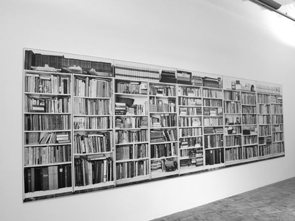 Hans-Peter Feldmann, Bookshelves, 1999. Série de 5 photographies N&B montées sur PVC, cadres aluminium / Set of 5 B&W photographs panels, mounted on PVC and aluminium frame. 190 x 130 cm claque / each, dimensions totales / overall size : 200 x 650 cm. Courtesy ProjecteSD, Barcelona.