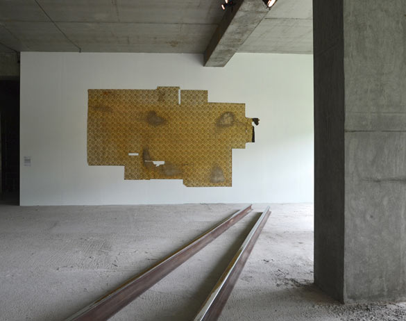 Vue de l'exposition « Des Présents inachevés », dans le cadre des Modules Pierre Bergé – Yves Saint Laurent, hors-les-murs à la Biennale de Lyon 2013. Oliver Beer, A road to nowhere, 2013 ; Oma’s Kitchen Floor, 2008. Photo : Raphaële Mas.