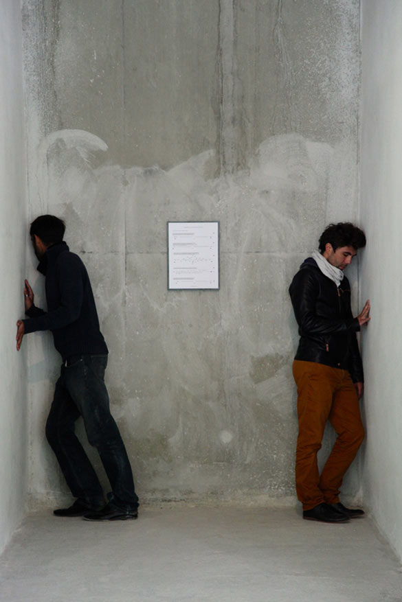 Vue de l'exposition « Des Présents inachevé », dans le cadre des Modules Pierre Bergé – Yves Saint Laurent, hors-les-murs à la Biennale de Lyon 2013. Oliver Beer, Composition for tuning an architectural space, 2013 (détail, performance).