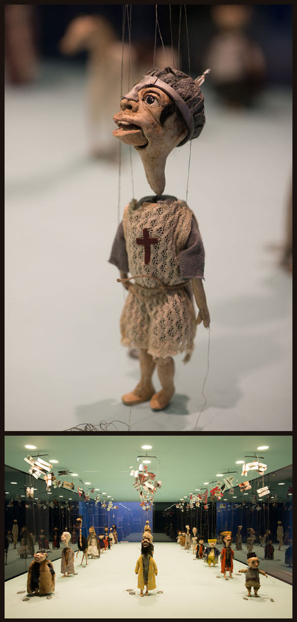 Sélection de marionnettes de Cabaret Crusades: The Path to Cairo, 2012. Mixed media. Dimensions variables. Vue de l’exposition The Offering à la Serpentine Gallery, Londres, 29 novembre 2013 - 9 février 2014 © Photo : Hugo Glendinning.