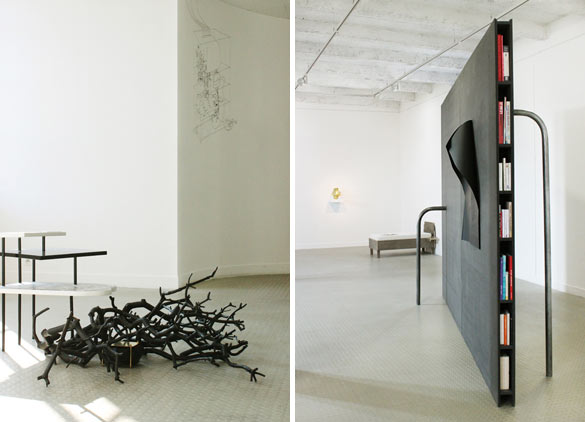 (à gauche) Au sol : Stéphanie Nava, Pavillon Ludwig, 2011. Branches calcinées, laiton, chambre à air, crayon et encre sur bois enduit, carton, caséine, métal laqué, 190 x 150 x 56 cm. Au mur : Stéphanie Nava, L’esprit de l’escalier, 2005. Dessin mural, dimensions variables. Vue de l’exposition Deux pièces meublées, Galerie municipale Jean-Collet, Vitry-sur-Seine © Photo : Nicolas Wietrich. Courtesy Galerie White Project, Paris. / (à droite) Premier plan : Alexandra Sá, The almost flat Library, 2014. Bois, métal, 350 x 250 x 20 cm. Avec sur la cimaise : Alexandra Sá, Plis-ke, 2013. Graphite sur papier Plike noir 120 gr, aimants, 102 x 72 cm - Second plan, de gauche à droite : Julien Pastor, Etude pour une antenne personnelle (portative), 2014. Laiton riveté, 27 x 21 x 21 cm. Julien Pastor, Le lit de Paul, 2014. Bois, matelas, livre, 56 x 129 x 85 cm. Vue de l’exposition Deux pièces meublées, Galerie municipale Jean-Collet, Vitry-sur-Seine © Photo : Nicolas Wietrich.