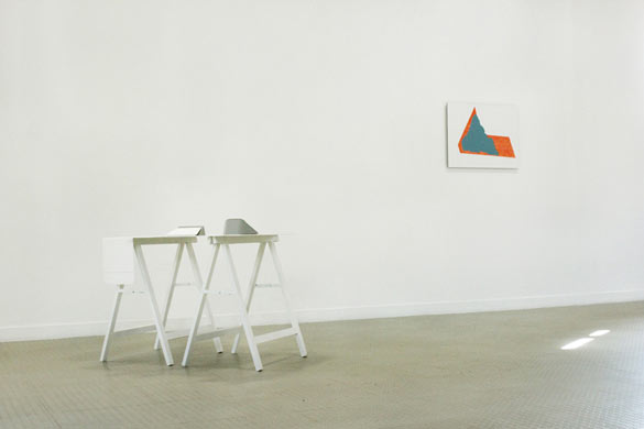 De gauche à droite : Jean-François Leroy, Espace / plan, 2013. Crayon sur papier sur bois, peinture acrylique, 80 x 60cm - Nathalie Elemento, Ne pas y penser, 2011. Métal, bois, résine, 42 x 102 x 98 cm. Vue de l’exposition Deux pièces meublées, Galerie municipale Jean-Collet, Vitry-sur-Seine © Photo : Nicolas Wietrich.