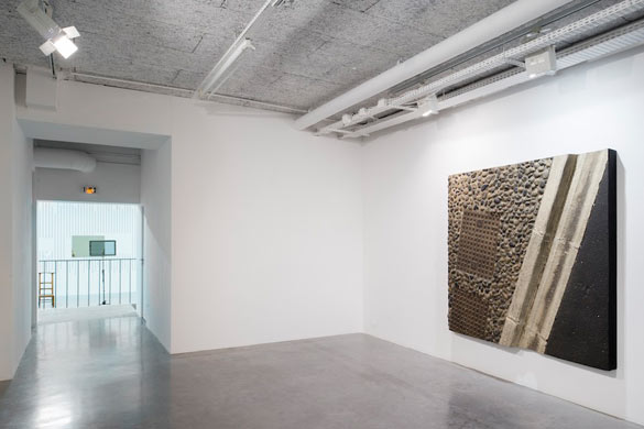 Boyle Family, Study from the New Town Series with Concrete Gutter and Embedded Stones, 1988. Matériaux divers, résine, fibre de verre. Courtesy Boyle Family, Londres. Photo : Martin Argyroglo.