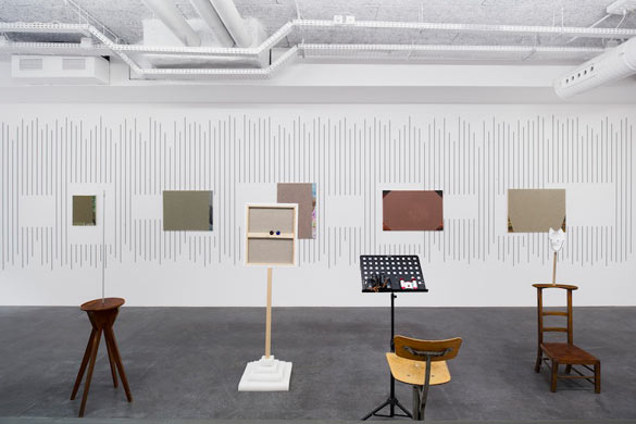 Vue de la dernière salle de l’exposition. Au premier plan : Dan Walsh, Véhicule 1,2,3,4,5,6, 2014. Matériaux divers. Production Frac Île-de-France, courtesy de l’artiste. Au second plan : Amikam Toren, ensemble de 8 toiles, 2013-14 (huile, toile, pva sur toile) accrochées sur : Francis Baudevin, Tableau d’une exposition, 2014. Peinture murale. Production Frac Île-de-France, courtesy de l’artiste. Photo : Martin Argyroglo.