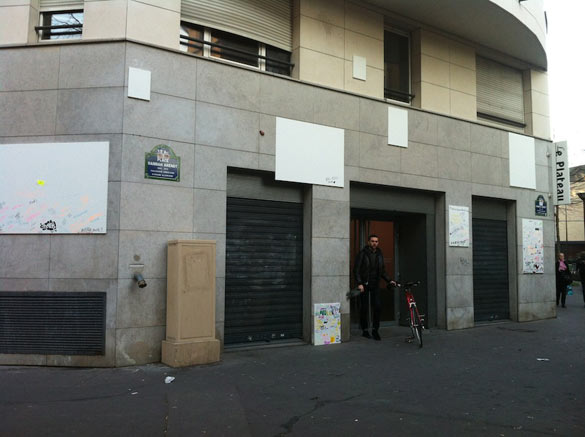 Karin Sander, Gebrauchsbilder, 2014. Toiles vierges accrochées sur la façade du Plateau puis placées dans l’exposition. Production Frac Île-de-France. Photo : DR.