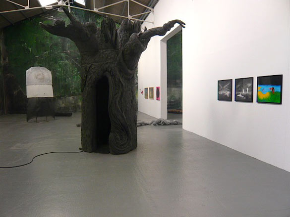 Vue de l'exposition Natura Lapasa au ConfortModerne, Poitiers (Piero Gilardi, Tom de Pékin, Laurent Le Deunff, David Evrard, Julien Dubuisson, Fred Calmets, Marnie Weber, Ann Craven) Photo - A.Launay.