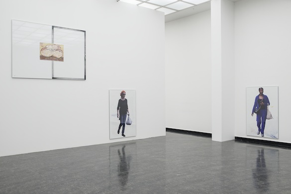 Vue de l’exposition / Installation shot from : Will Benedict « Corruption Feeds », Bergen Kunsthall, avec de gauche à droite / from left : Will Benedict, Dark Gay Burger, 2014. Gouache sur toile et panneau de mousse, verre, aluminium, scotch / Gouache on foamcore and canvas, glass, aluminium, tape, 155 x 216 cm. Courtesy Will Benedict / Gió Marconi, Milan ; Will Benedict & Tom Humphreys, Untitled, 2014. Gouache sur panneau de mousse, impression jet d’encre, verre, aluminium / Gouache on foamcore, glass, aluminium, 165 x 110 cm. Courtesy Will Benedict & Tom Humphreys ; Overduin & Co., Los Angeles ; Will Benedict & Tom Humphreys, Untitled, 2014. Gouache sur panneau de mousse, impression jet d’encre, verre, aluminium / Gouache on foamcore, glass, aluminium, 165 x 110 cm. Courtesy Will Benedict & Tom Humphreys ; Bortolami Gallery, New York. Photo : Thor Brødreskif