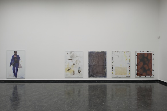 Vue de l’exposition / Installation shot from : Will Benedict « Corruption Feeds », Bergen Kunsthall, Will Benedict & Tom Humphreys, Untitled, 2014. Gouache sur panneau de mousse, impression jet d’encre, verre, aluminium / Gouache on foamcore, glass, aluminium, 165 x 110 cm. Courtesy Will Benedict & Tom Humphreys ; Bortolami Gallery, New York, Will Benedict & Michele Di Menna, Floater 2, 2014. Gouache sur panneau de mousse, impression jet d’encre, verre, aluminium / Gouache on foamcore, glass, aluminium, 155 x 108 cm. Courtesy Will Benedict & Michele Di Menna ; Will Benedict, My Rhoomba’s Reflection, 2014. Gouache sur toile et panneau de mousse, verre, aluminium / Gouache on foamcore and canvas, glass, aluminium, tape, 155 x 108 cm. Courtesy Will Benedict / Gió Marconi, Milan ; Will Benedict, Untitled, 2014. Gouache sur toile et panneau de mousse, verre, aluminium / Gouache on foamcore and canvas, glass, aluminium, tape, 155 x 108 cm. Collection privée / Private collection ; Will Benedict, What to say when you talk to yourself, 2014. Gouache sur toile et panneau de mousse, verre, aluminium, scotch / Gouache on foamcore and canvas, glass, aluminium, tape, 155 x 216 cm. Courtesy Will Benedict / Gió Marconi, Milan. Photo : Thor Brødreskift.