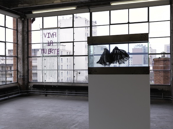 Bruno Pélassy, Sans titre (Viva la muerte), 1995. Perles de verre, fil nylon, bois ; Sans titre, 2000-2001. Soie, silicone, dentelle, perles, métal, verre, miroir, pompe à eau, système électrique, spot.Vue de l’exposition Bruno Pélassy, Centre d’art contemporain d’Ivry – le Crédac, 2015. Courtesy Air de Paris, Paris. Photos : André Morin / le Crédac