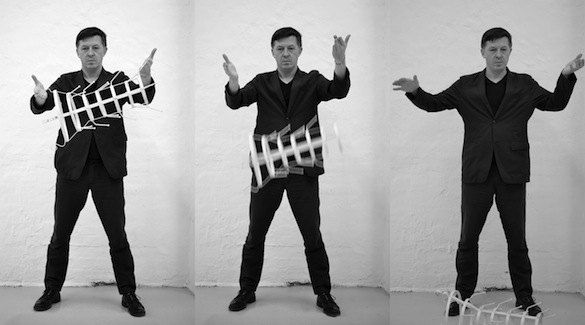 Thomas Eller, THE white male complex, No. 11 (endgames), 25 mai 2014. Performance réalisée au MOMENTUM Worldwide, Berlin. Dans le cadre de l’exposition « Pandamonium » - commissariat David Elliot et Li Zhenhua. Tryptique, papier baryté sur dibond, 200 x 306 cm (200 x 120 cm chaque panneau).