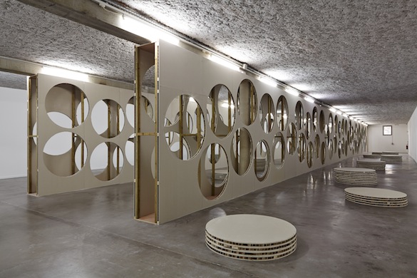 Pierre Bismuth, Quelque Chose en Moins, Quelque Chose en Plus, 2014. Vue de l’exposition « Ce qui n’a jamais été / Ce qui pourrait être », MRAC Languedoc-Roussillon, Sérignan. Photo : Jean-Christophe Lett
