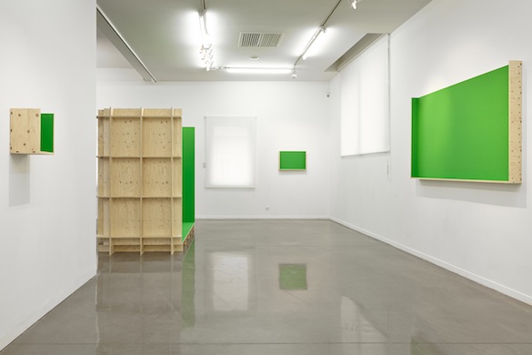 Pierre Bismuth, Série Cyclo, 2014. Vue de l’exposition « Ce qui n’a jamais été / Ce qui pourrait être », MRAC Languedoc-Roussillon, Sérignan. Photo : Jean-Christophe Lett