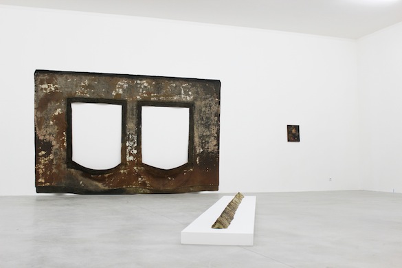 Robert Overby, (au mur) East Room with Two Windows, Third Floor (from Barclay house Series), 4 August 1971. Latex de caoutchouc, 273 × 442 cm. Hall Collection, (au sol) Bricks, Large Corner 2 june 1971, latex de caoutchouc, 393,7 x 10,1 x 17,8 cm RB#174. Photo : Le Consortium, Dijon.