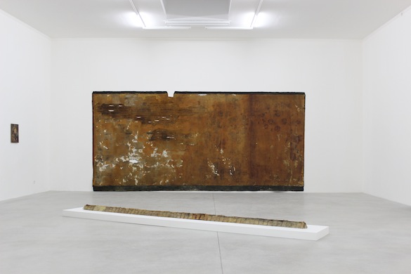 Robert Overby, (au mur) Long Wall, Third Floor (from Barclay House Series), 4 August 1971. Latex de caoutchouc, 269,24 × 584,2 cm. Courtesy : The Estate of Robert Overby ; Andrew Kreps Gallery, New York, (au sol) (au sol) Bricks, Large Corner 2 june 1971, latex de caoutchouc, 393,7 x 10,1 x 17,8 cm RB#174. Photo : Le Consortium, Dijon.