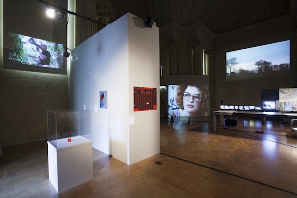 Vues de l’exposition / Views of the exhibition : « Or il fut un temps où le passé était présent », Chapelle Vidéo 2015, Saint-Denis, musée d’art et d’histoire. Photo : Christophe Delory. © Christophe Delory ; Département de Seine-Saint-Denis.