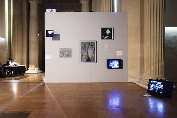 Vues de l’exposition / Views of the exhibition : « Or il fut un temps où le passé était présent », Chapelle Vidéo 2015, Saint-Denis, musée d’art et d’histoire. Photo : Christophe Delory. © Christophe Delory ; Département de Seine-Saint-Denis.