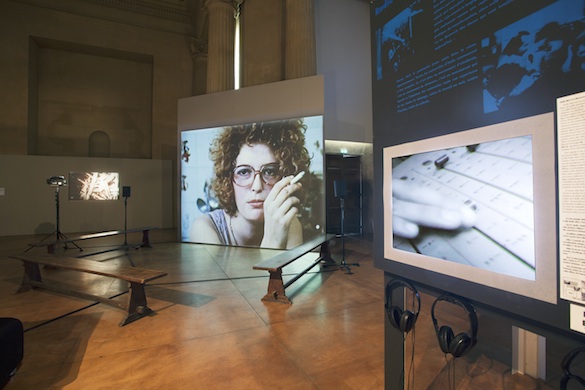Vue de l’exposition / View of the exhibition : « Or il fut un temps où le passé était présent », Chapelle Vidéo 2015, Saint-Denis, musée d’art et d’histoire. Photo : Christophe Delory. © Christophe Delory ; Département de Seine-Saint-Denis