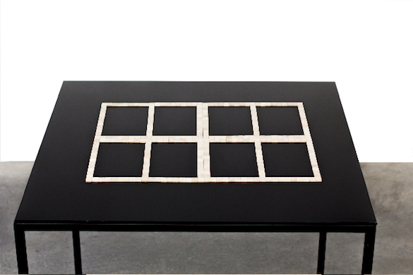 Word Window, 2015 Fenêtre-mot Pièces de Scrabble, méthacrylate, métal 90.5 x 100 x 100 cm Courtesy de l’artiste et des galeries Messen de Clercq, OMR, Travesia Cuatro et 1301 PE