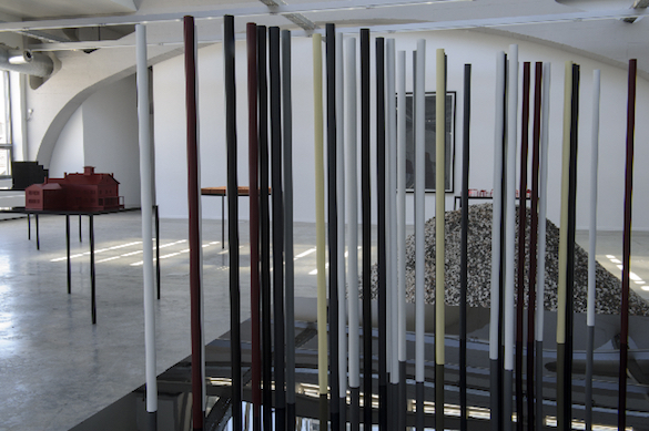 The Spoken Word (Octavio Paz), 2015 Aluminium, peinture, méthacrylate, métal 140 x 100 x 100 cm Courtesy de l’artiste et des galeries Messen de Clercq, OMR, Travesia Cuatro et 1301 PE