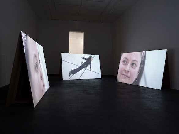 Sylvie BLOCHER Exposition "S'inventer autrement", CRAC Sète DREAMS HAVE A LANGUAGE 2015, dispositif vidéo PART 1 / OFF THE GROUND 4 projections vidéos Production Mudam et Tarantula Luxembourg, avec la participation de Fantasmagorie Photographie Marc Domage - © CRAC LR - octobre 2015