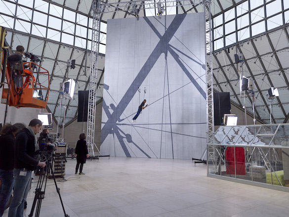 Sylvie BLOCHER Exposition "S'inventer autrement", Mudam Luxembourg Vue d'une séance de vol d'un participant pendant le tournage de Dreams Have a Language, Mudam Luxembourg © Photo : Rémi Villaggi 