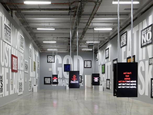 Vue de l'exposition UGO RONDINONE : I ♥ JOHN GIORNO, Palais de Tokyo (21.10 2015 – 10.01 2016). Photo : André Morin. Courtesy de l'artiste.