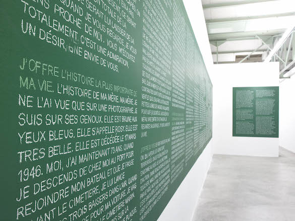 Sylvie Blocher, Exposition "S'inventer autrement", CRAC Sète QU'OFFREZ-VOUS ? (détail), 2015 Peinture pour tableau d'école, dessins à la craie, réalisé avec les paroles et les mots des participants, habitants de la ville de Sète et de la Région Languedoc-Roussillon Photographie Marc Domage - © CRAC LR - octobre 2015