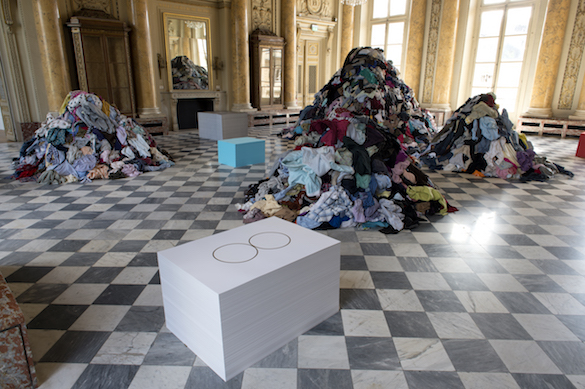 Christian Boltanski, Dispersion, 1991-2015. Felix Gonzalez-Torres, “Untitled” (Loverboy), 1990 ; “Untitled” ; 1990 ; “Untitled” (Double Portrait) ; “Untitled”, 1992-1993 © The Felix Gonzalez-Torres Foundation. Photo: Marc Domage.