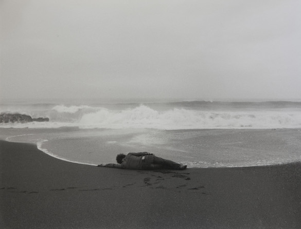 Kōji Enokura, Symptom—Sea-Body (P.W. - No. 40), 1972. Epreuve gélatino-argentique, 25,6 × 33,2 cm. Courtesy Estate of Enokura Kōji et Blum & Poe, Los Angeles.