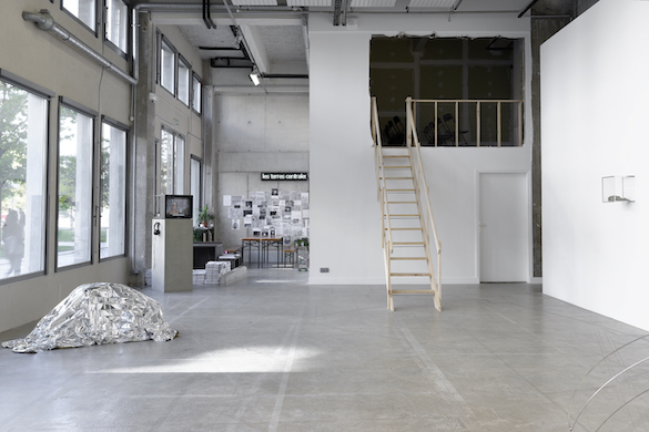 Vue de lʼexposition Co-Workers: Beyond Disaster, Bétonsalon – Centre dʼart et de recherche, Paris, 2015. Photo : Aurélien Mole.