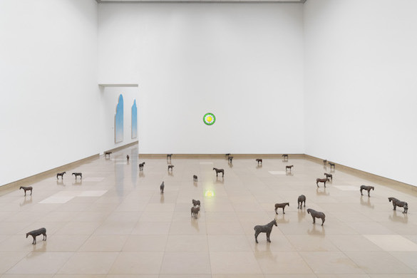 Ugo Rondinone, Primal, 2013 ; Green white yellow clock, 2013. Vue de l’exposition au Carré d’Art, Nîmes. Photo : Stefan Altenburger