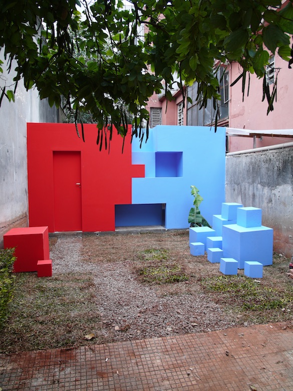 Jean-Pascal Flavien, two persons house, 2010. 2,4 × 4,65 × 4,55m. Courtesy Galerie Catherine Bastide, Bruxelles ; Galerie Esther Schipper Berlin.