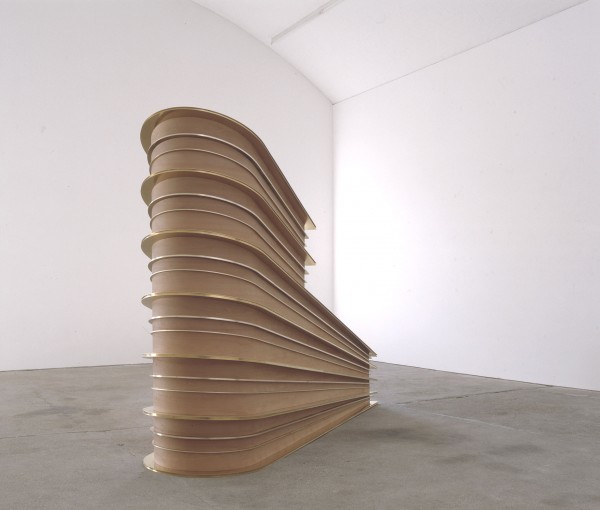 Bojan Šarčević, Replace the Irreplaceable, 2006. Bois de poirier, laiton. 230 x 330 x 90 cm. Courtesy galerie carlier | gebauer, Berlin.