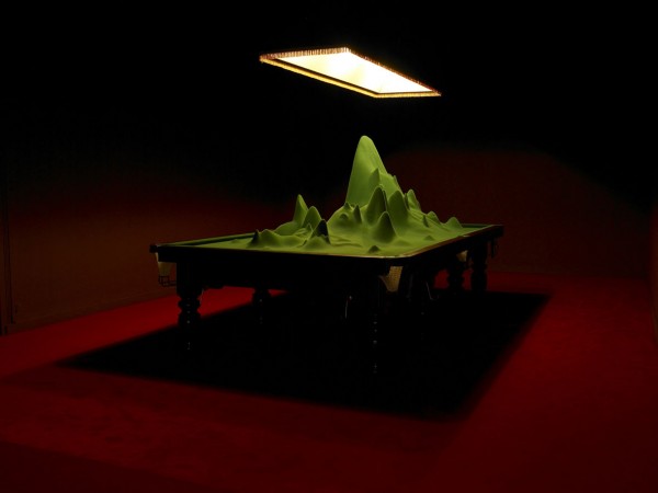 Stéphane Thidet, Sans titre (Je veux dire qu'il pourrait très bien, théoriquement, exister au milieu de cette table [...]), 2008. Production Le Grand Café. Photo Marc Domage