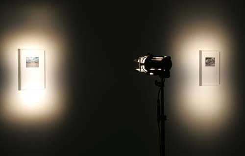 Melik Ohanian, A Territory of no Event, 2007. Série de 7 photographies couleur et textes estampés, 7 éclairages sur pied.
